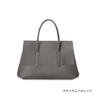 MAISON TAKUYA(メゾンタクヤ)Flap Brief Bag Lサイズ＜リゾートトラストセレクション＞(チタニウム×オレンジ)