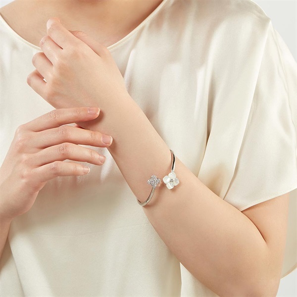 VENDOME BOUTIQUEシェルフラワー パヴェブレスレット「VBMB3003LSUW